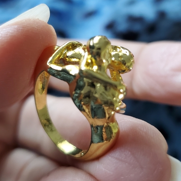 NEW Man and Women Kissing Ring Gold Color - Picture 4 of 6